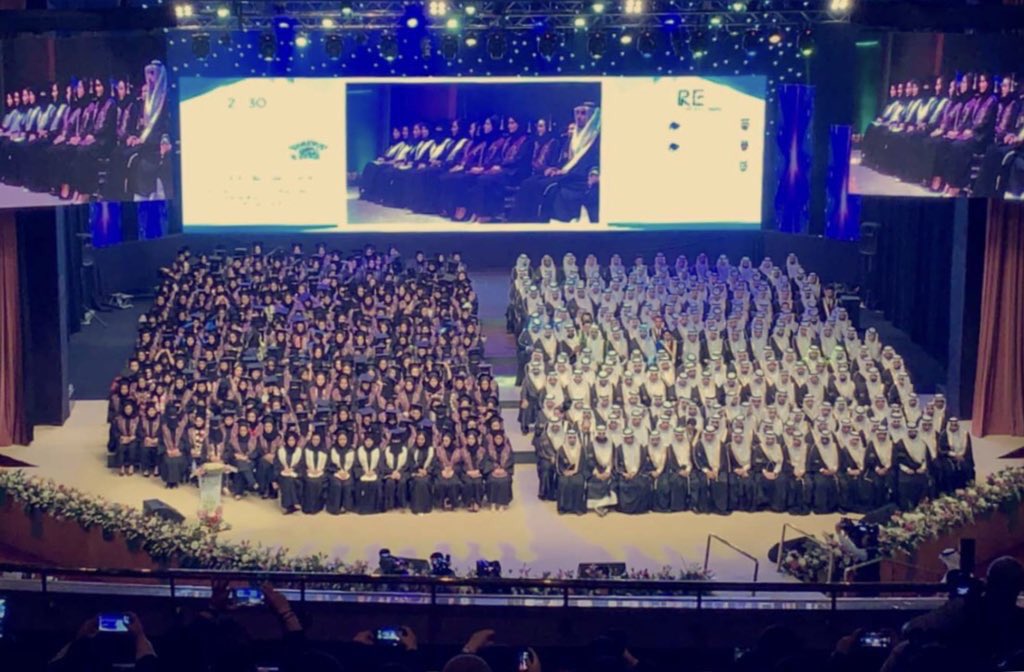 Saramokeem's tweet image. اللهم لك الحمد حتى ترضى ولك الحمد اذا رضيت ولك الحمد بعد الرضى ، اليوم كان حفل تخرجي من شهادة البكالوريوس في تخصص طب وجراحة الفم والأسنان ❤️🎓 #REU #Batch20