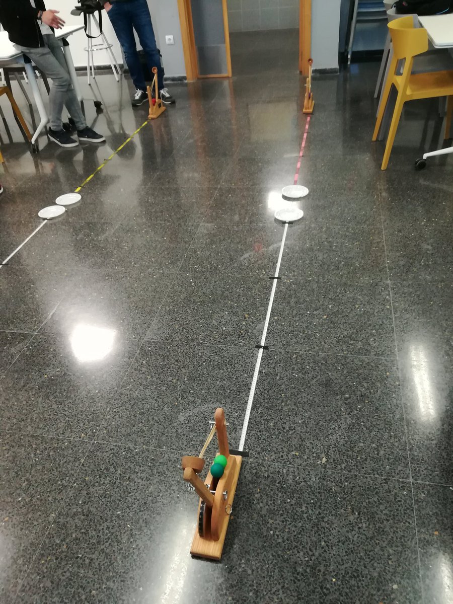 estaciocotes's tweet photo. Hoy tocaba taller de estadística con la Umh para mis alumn@s de Investigación comercial de@IESCotesBaixes, que se han divertido experimentando con las catapultas y repasando conceptos como la línea de regresión y la media. Muy recomendable 😍😍 https://t.co/CHx5NQpkS1