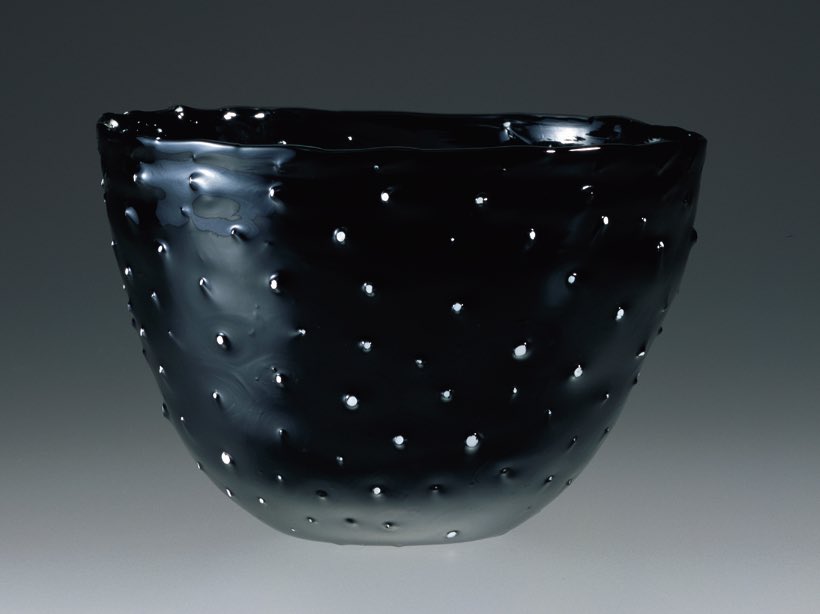 olnickspanu's tweet photo. Carlo Scarpa’s ‘Granulare’ (1940) is another highlight from the Olnick Spanu Murano Glass Collection. The granular look was caused by the different cooling times between the black and opaline glass.
#MuranoGlass #OlnickSpanuCollection #CarloScarpa #Glass https://t.co/L2q0XGFmc0