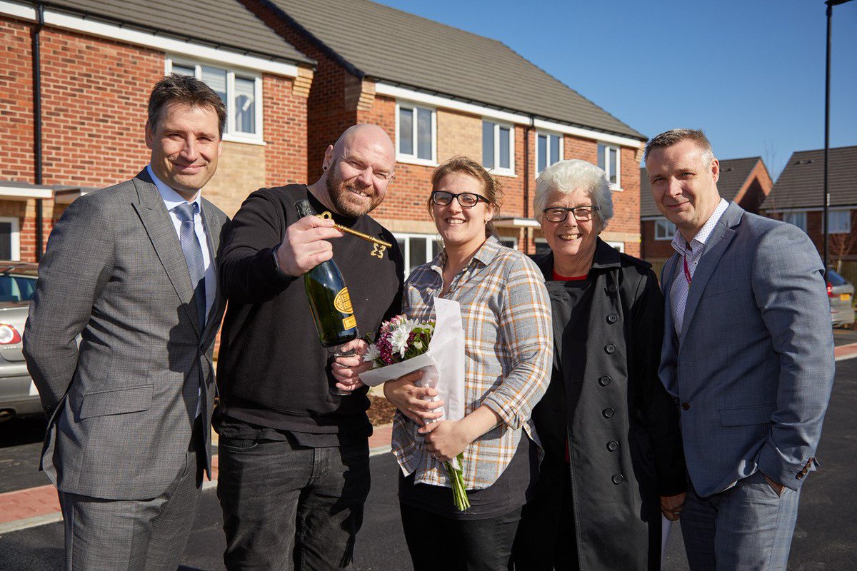 EQUANS_UK's tweet photo. Martin Smithurst, our Northern COO, and Doncaster Mayor Ros Jones met with new residents of Ivor Grove in Balby Doncaster today, to celebrate the launch of new homes with @ongoUK and @MyDoncaster https://t.co/WUFkVoTP9V
