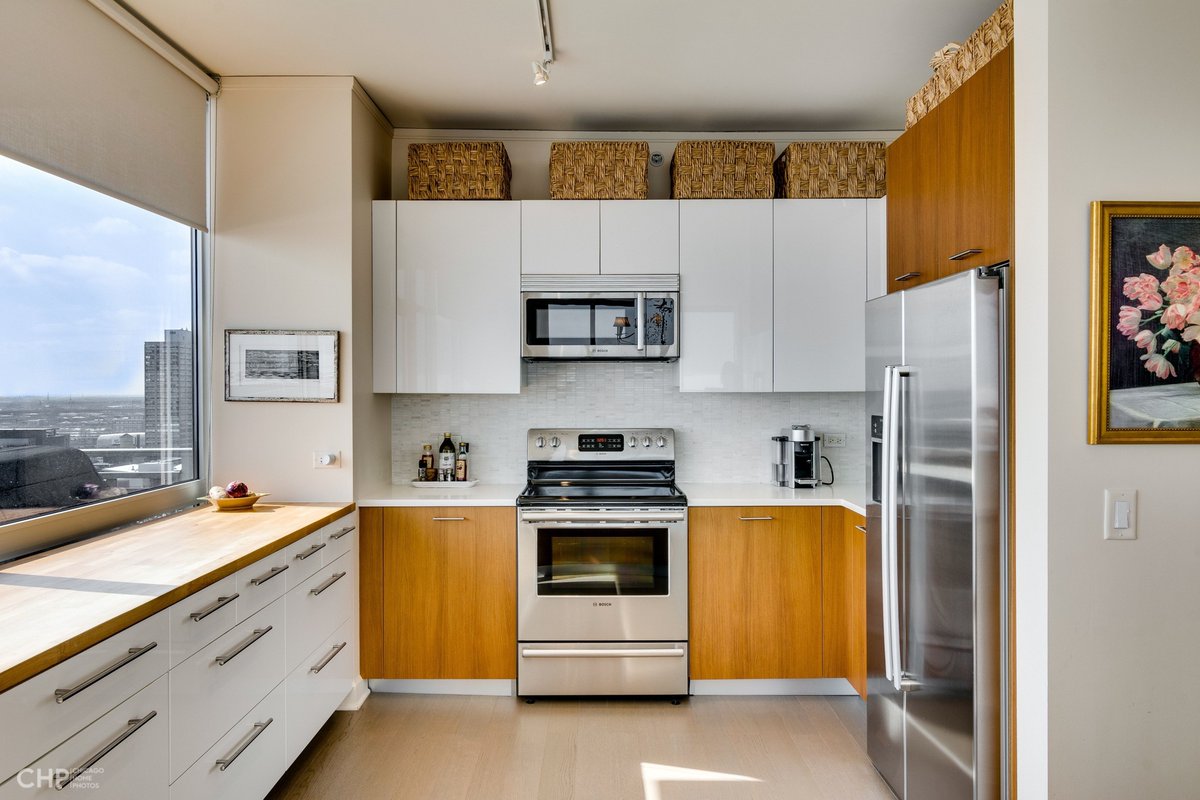 KlopasStratton's tweet photo. We love the combo of white &amp; natural wood in this light filled kitchen at 1901 S. Calumet #1601 . Enjoy lake views on your 18 ft private balcony in this 3 bed/2 bath condo for $650K. Call Zach to schedule a showing 630-926-6578 https://t.co/xIduDrtdJP #ChicagoRealEstate https://t.co/d8Z2pbqvE2
