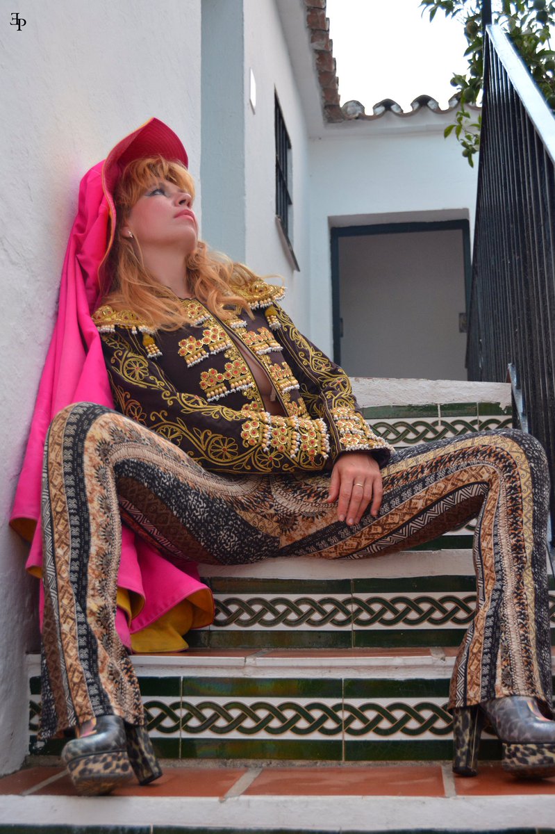 GalinaVale's tweet image. True love stories never have endings. ❤️💕❤️💕#galinavale #guitarhero #guitarista #ladivadelaguitarra #torera #flamenca #trajedeluces #capote #tauro #taurinos #flamenco #badass #classicalmusic #showdiva #everlastinglove