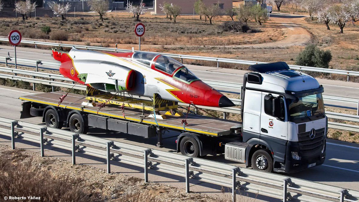 reclutamientoES's tweet photo. El último "vuelo" de este #C101 #Aviojet @AirbusDefence de la @patrullaguila le lleva desde la Maestranza de #Albacete #MAESAL al #MuseoDelAire #BACuatroVientos #Madrid. Vía @EjercitoAire
#reclutamientoES https://t.co/9toUIOAthq