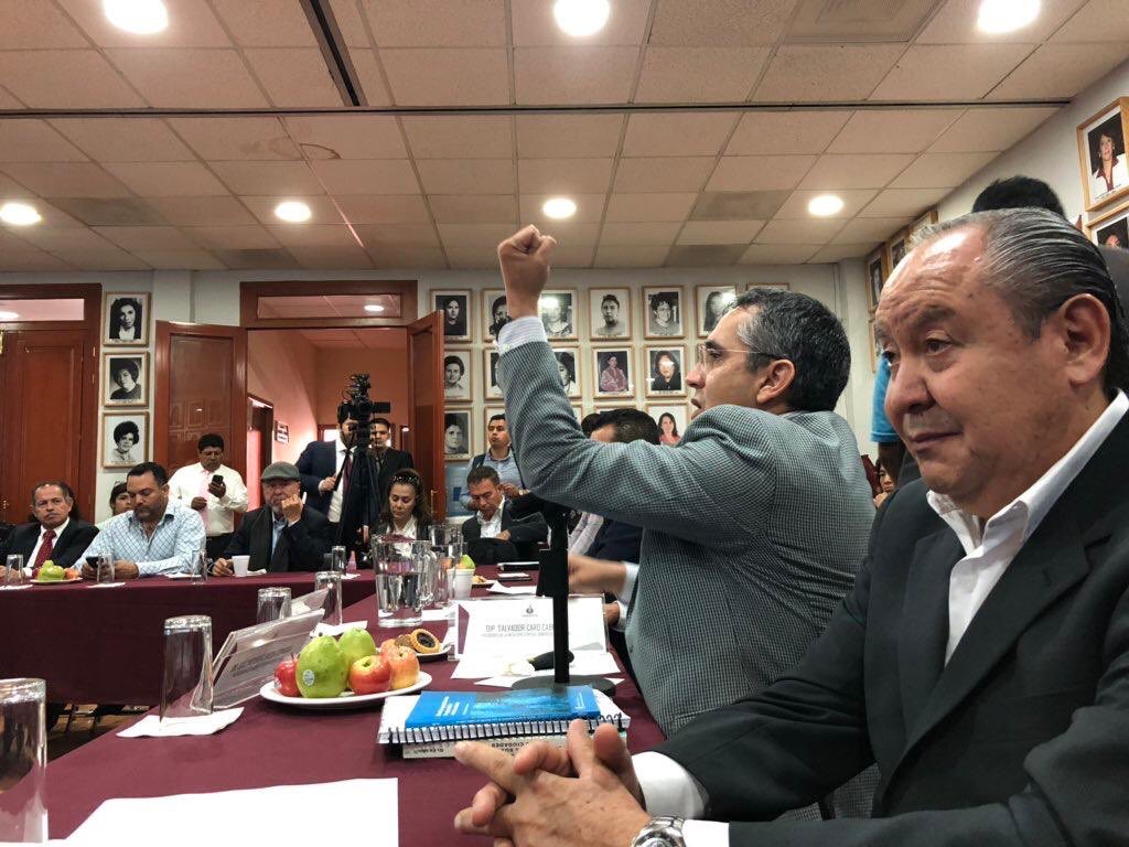El Dr. Arturo Gleason director del CESDICOSENA del LNVCS   exponiendo el proyecto “Jalisco sensible al agua” ante diputados y alcaldes de Jalisco.