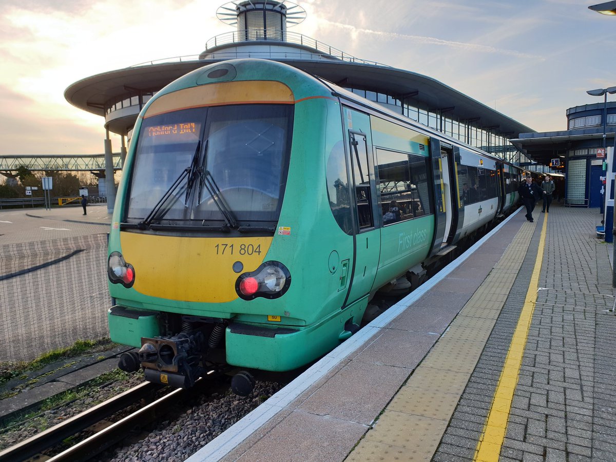 SimonOffen88's tweet image. Another 4-car Turbostar on the Marshlink for haulage!! 171804 after arriving with 2D46 Eastbourne to Ashford Intl. now working 2D47 Ashford to Eastbourne @SouthernRailUK #trainspotting #class171 #dieselmultipleunit