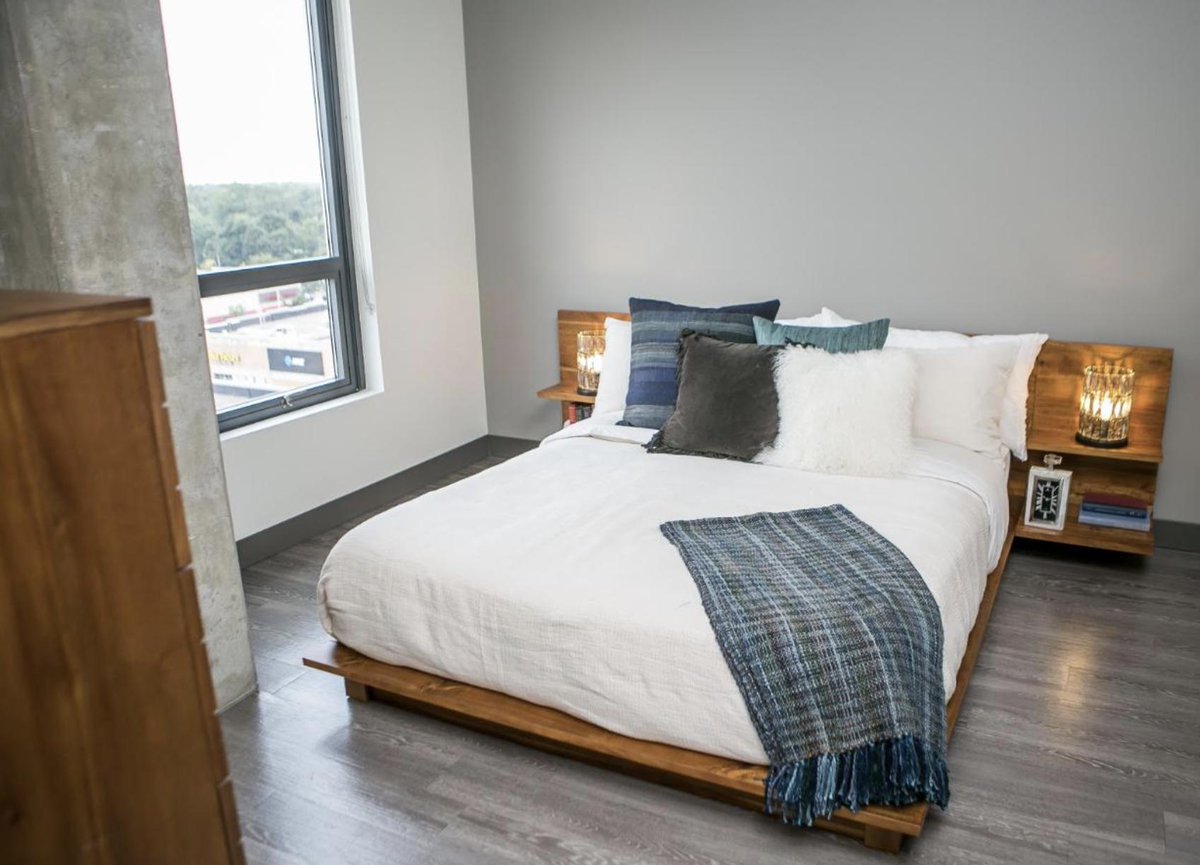 TheEmersonApt's tweet photo. Hitting the snooze button is even more appealing when your bedroom looks like this. 💤

Wake up in your dream apartment at The Emerson; apply online, here: https://t.co/QOrxLumFlX. https://t.co/ek16d73e7V