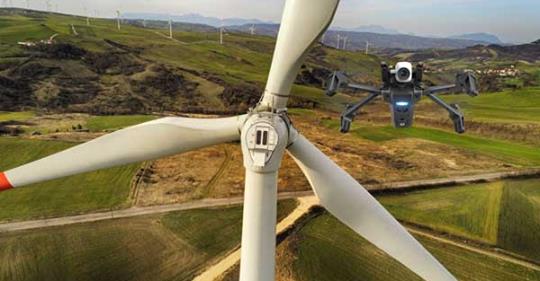 analistgroup's tweet image. Guarda il drone @Parrot ANAFI durante una ispezione alle pale eoliche! Leggi l&apos;articolo completo qui: 
#drone #analistgroup 
blog.analistgroup.com/il-drone-per-l…