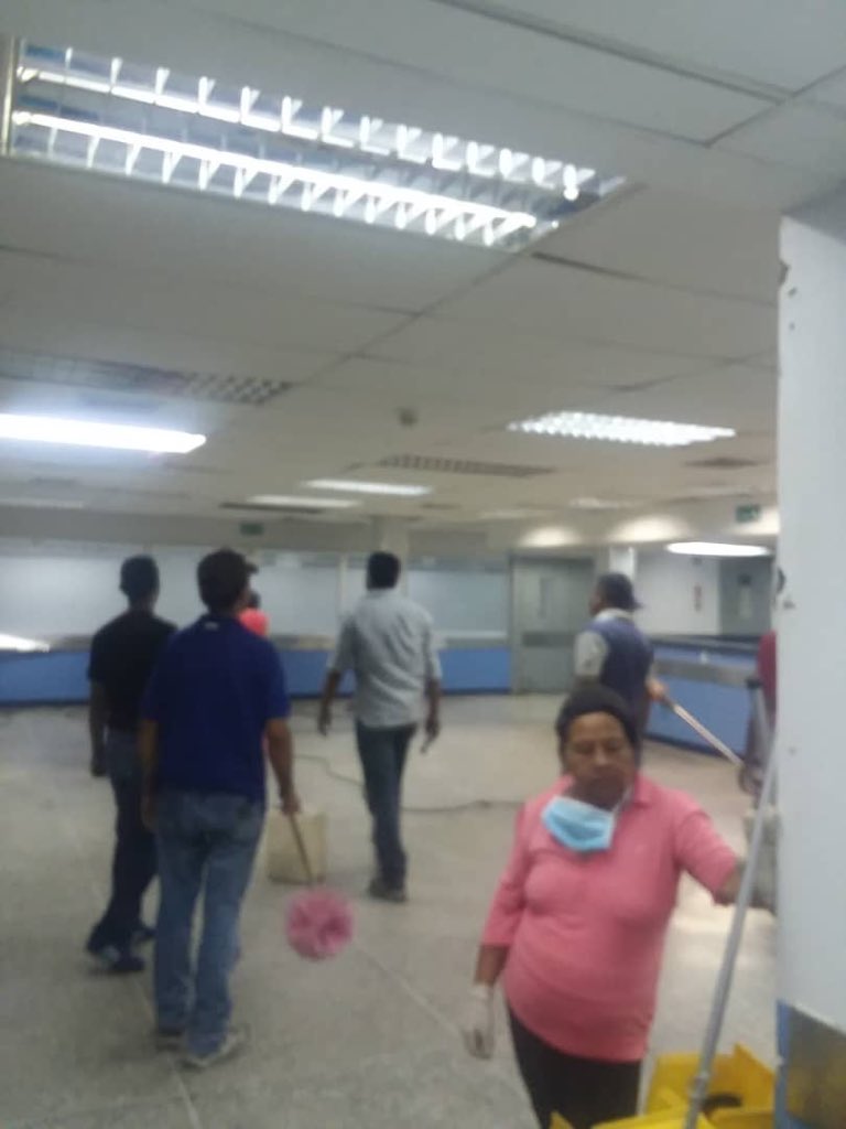 AdriCorales's tweet photo. @Miguel_Pizarro @LauSolorzano Mira cómo están parapeteando el Hospital Antonio Maria Pineda de Barquisimeto antes de la visita de la comisión de la ONU https://t.co/GZLVTY7tK8