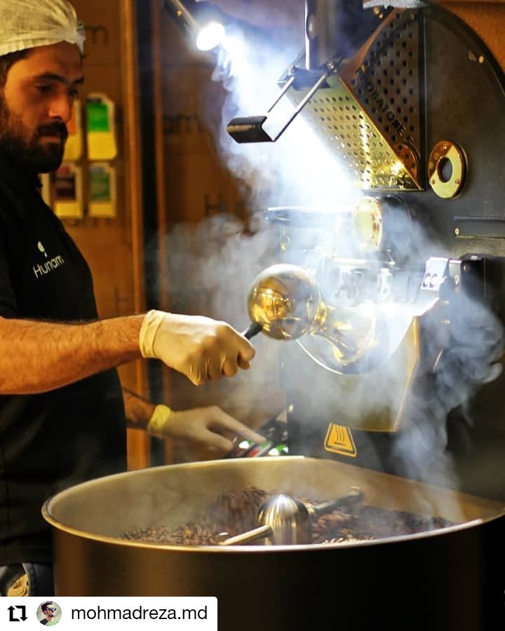 leogaproasters's tweet photo. O mestre de torra @mohmadreza.md e seu Probatone 5 em um belo registro vindo do Irã! 🔥☕
#Repost
#probat #probatleogap #probatroaster #probatone5 #probatone #torrador #roaster #cafesespeciais #specialtycoffee https://t.co/CQI5lSnCIf