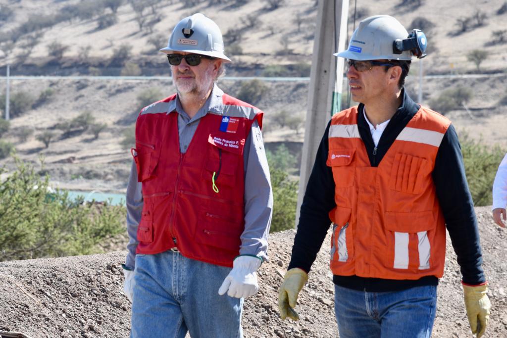 AngloAmericanCL's tweet photo. Anglo American puso en marcha hoy el primer proyecto de paneles solares sobre un tranque de relaves a nivel mundial, innovación que generará energía limpia y disminuirá evaporación del agua del embalse. Estuvieron presentes el Ministro de Minería @bprokurica y otras autoridades https://t.co/1p3pPDrcrU