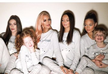 EqpStylinson's tweet photo. Nossos pensamentos e orações estão com Louis e sua família neste momento. Pedimos aos fãs que respeitem a sua privacidade durante esta tragédia. Descanse em paz, Fizzy. 😔🖤 https://t.co/krRtIkg9Rm