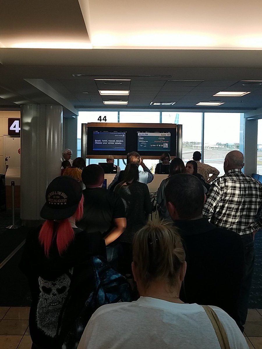 Drawonart's tweet photo. @united going on hour 7 for my flight out of orlando. The line continues for hotel vouchers.. #stillwaiting https://t.co/xsTdIEqOIk