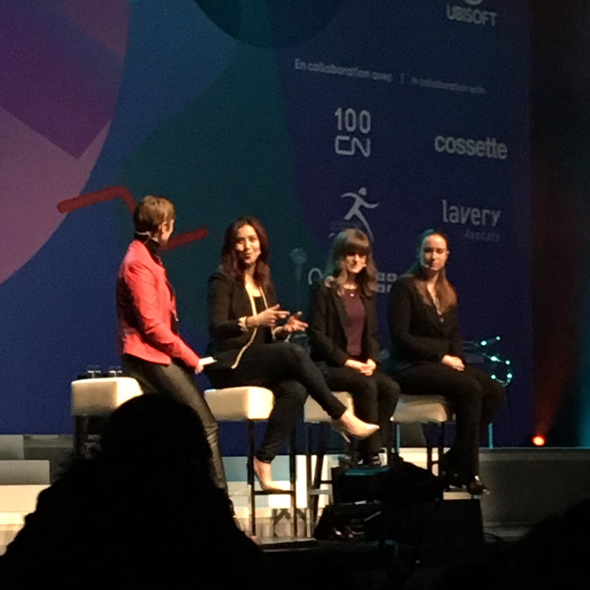 Les ambassadrices de #femmesentech répondent aux questions de jeunes étudiantes avant la conférence de #randizuckerberg pour leur partager leur passion. J’aurais bien aimé participer à ce genre de conférence quand j’avais 15 ans! #leadersbellccmm #ubisoft