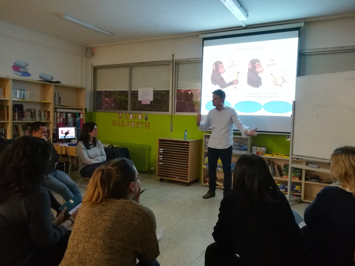 MiquelNofrarias's tweet photo. 2ª sessió del taller del #FactorQ2019 amb @utilapd . Avui, el control de les propies emocions en la gestió dels conflictes amb els infants... i no oblidem mai l'humor! Ni la calma... #vic #educacio https://t.co/WpTir61WTe
