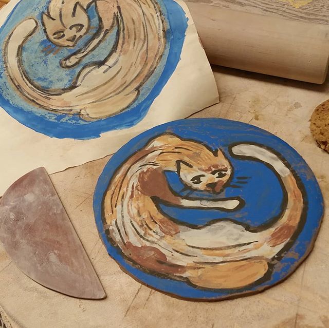 SZemblowski's tweet photo. Trying out a new ceramic techinque, image transfers. Going to be interesting to see if the image comes out seeing as I'm using a mixture of slips and underglazes I haven't used before. But, fingers crossed. .
.
#ceramics #imagetransfer #cats #slips #unde… https://t.co/e9nXbr47nX https://t.co/RjVtMRRzcv