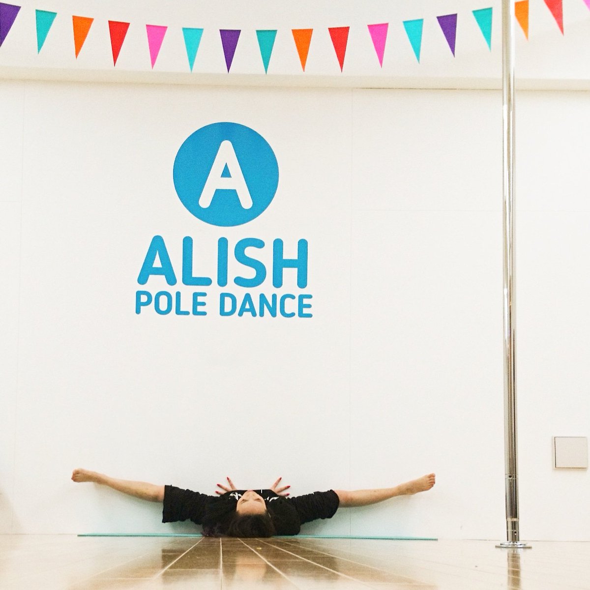 Alish Pole Dance アリッシュ ポールダンス やわらかい アリッシュ ポールダンス ストレッチ 柔らかい 軟らかい 柔軟 柔軟性 ガーランド 開脚 開脚ストレッチ 開脚180度目指す 開脚女子 開脚ポーズ 開脚できるようになりたい 開脚の女王