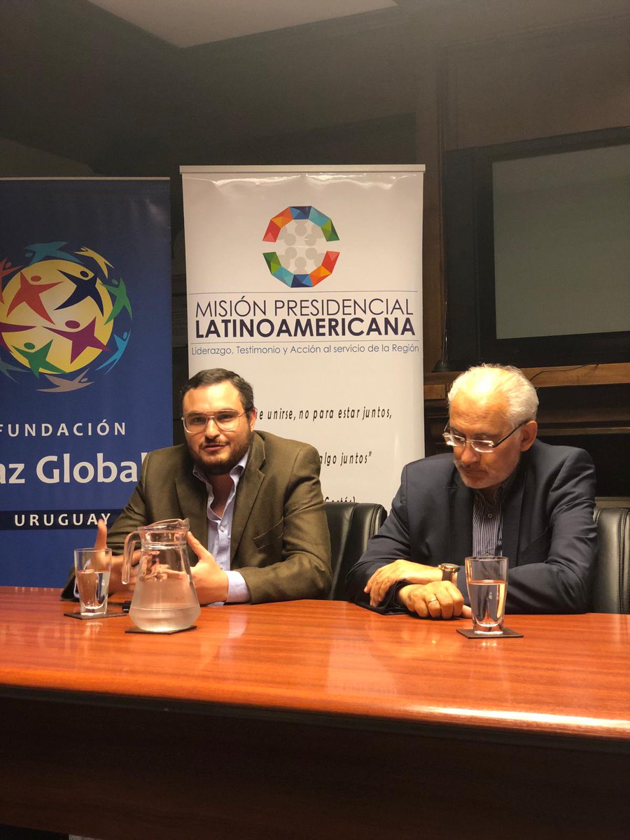 Gran honor poder compartir conferencia junto <a href="/carlosdmesag/">Carlos D. Mesa Gisbert</a> , la situación de Bolivia es preocupante y es necesario personas con capacidad para trabajar en un futuro más próspera.
<a href="/IberoLIDER/">Iberoamérica LIDER</a> <a href="/JuventudLAC/">Juventud LAC</a> @Roel1993g