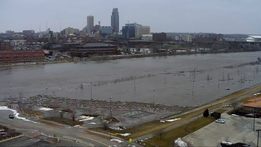Jen_Zeppelin's tweet image. Mind blowing to see this view of the #MightyMo out of its banks from our @3NewsNowOmaha @HarrahsIowa skycam.