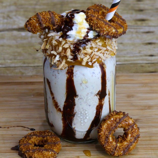 FunFoodsyt's tweet photo. Girl Scouts Cookie Milkshake 
This caramel milkshake is flavored with chocolate and blended Samoa Girl Scouts Cookies.  See how to make this on the FunFoods Youtube channel.  The link is in the bio.
.
.
.
#milkshake #girlscoutcookies #samoacookies #desse… https://t.co/DDpdPkuRfJ https://t.co/UPw6lND0uH