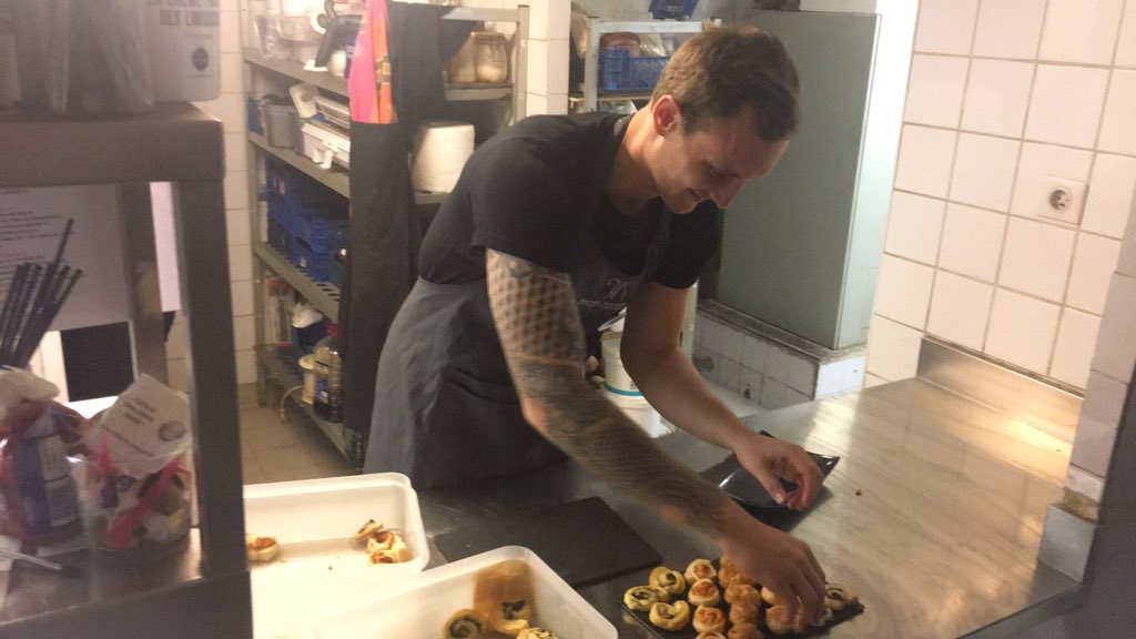 viaOccitanieTV's tweet photo. Ce soir, @ValHand28 cuisine à la « B... des arts » de #Montpellier au profit de l’association 1 maillot pour la vie ! https://t.co/K3qtmXpyOp