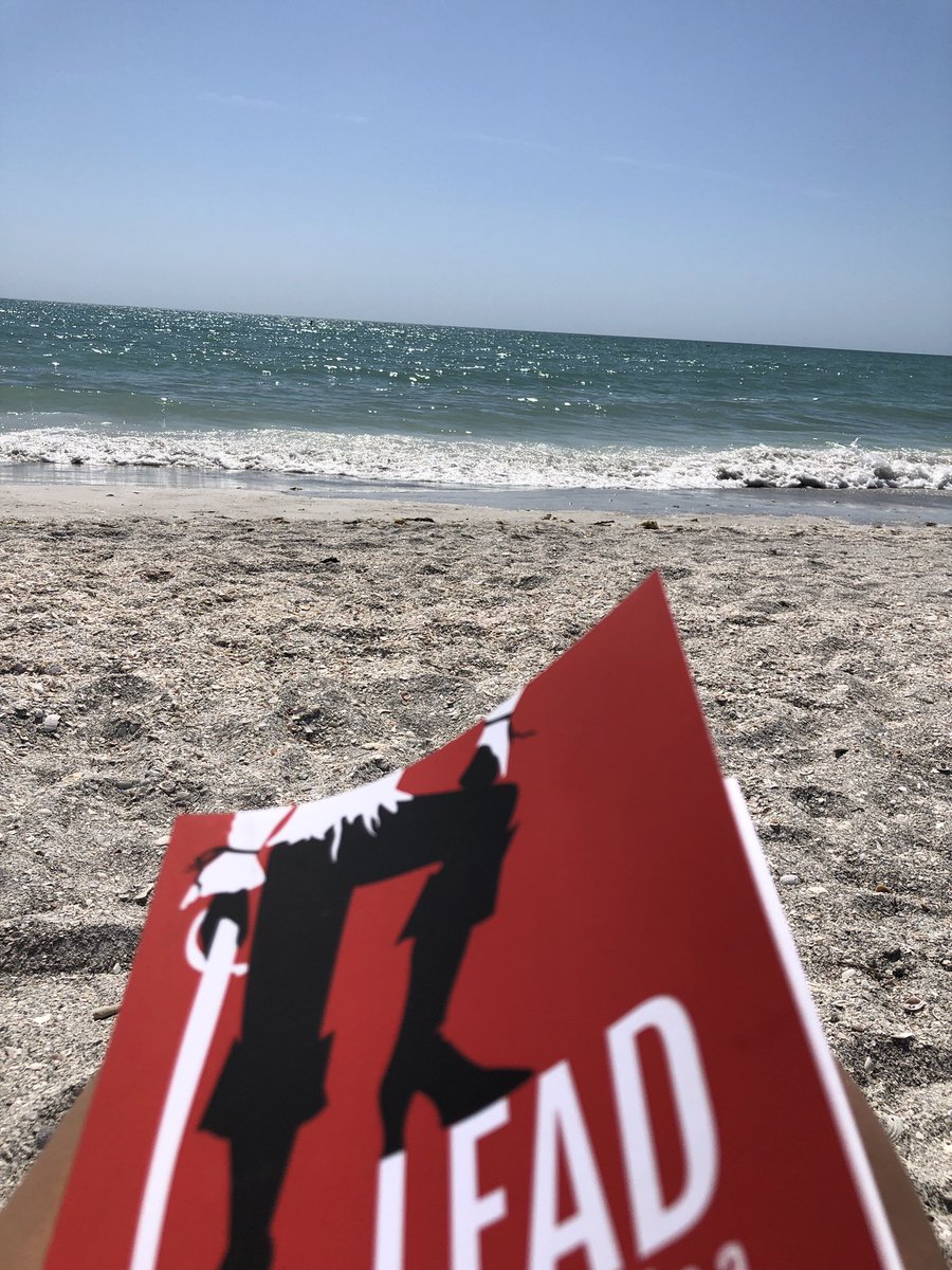 Lecture au bord de la mer. #bonheur #vacances