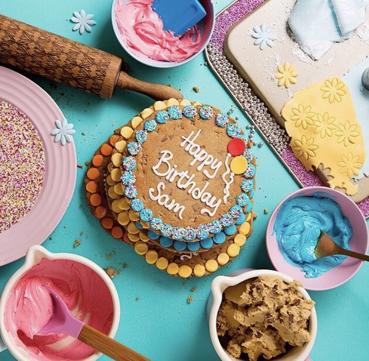 OohAahCookies's tweet photo. We bake, decorate and personalise all your cookie orders on the same day as we dispatch... super fresh super good cookies delivered right to your door! #specialdelivery #dingdong #cookiecard #gifting #orderonline @OohAahCookies @YumblesHQ @Prezzybox @funkyfoodgifts @Funkyhampers https://t.co/JzA8SjcLqP