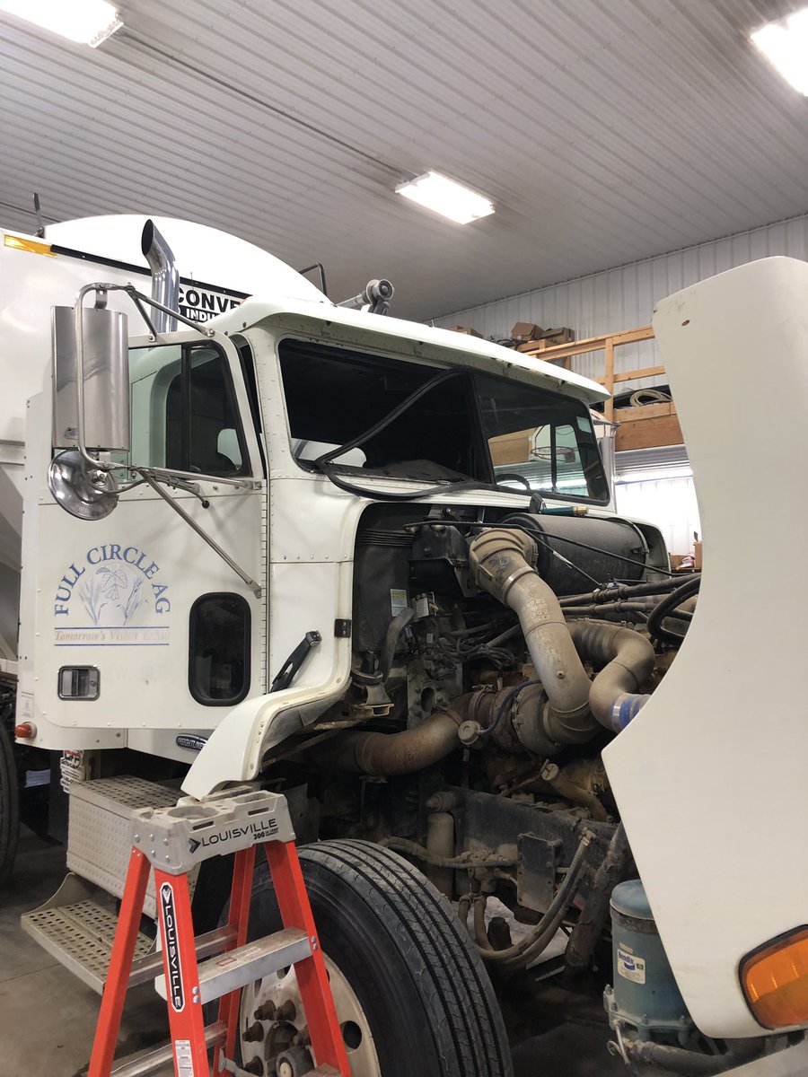 connormhanson's tweet photo. Anyone need Semi windshields? Give me a call/msg for a quote. https://t.co/kxBgvZjR8b