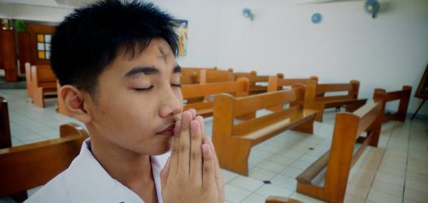 prayasugo's tweet photo. Looking for some good readings for this season of Lent? On @ThinkingFaith you'll find many articles on the Christian traditions, symbols, and messages of this time of preparation: https://t.co/cOSwn9KFXe #ThinkingFaith #IgnatianIsnspiration #readingsuggestion #Lent #Christianlife https://t.co/ubp8XoVhD0