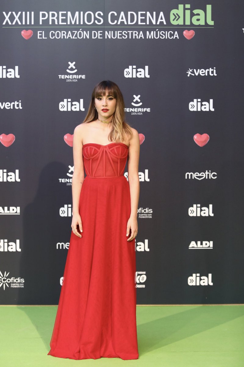 ES-PE-CTA-CU-LAR ✨ Vestidazo rojo el que ha elegido @Aitanax para esta edición de los #premiosDIAL 💚 ¿Qué os parece? #ElCorazonDeNuestraMusica