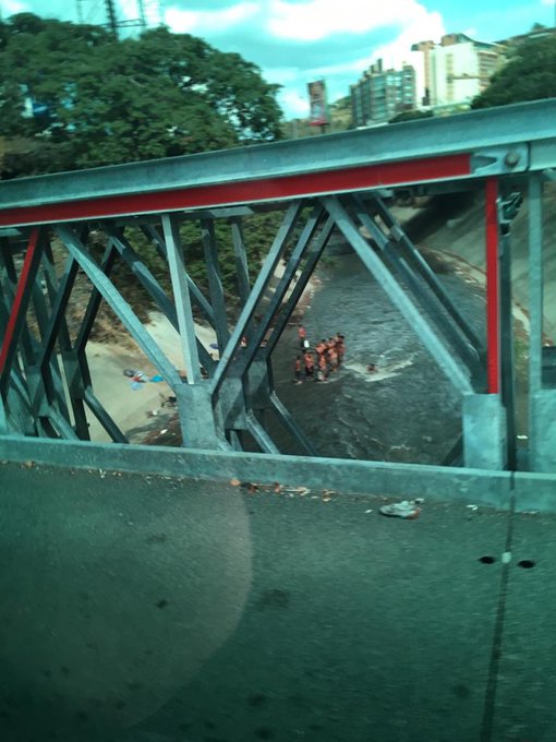 ReporteYa's tweet photo. #14Mar 3:04pm  #Caracas Grupo de personas se baña en el Río Guaire (a la altura de Las Mercedes).Aún hay zonas de Caracas que no tienen luz desde el pasado jueves 7 de marzo y otras han tenido el servicio de forma intermitente. @mbachelet  - @NenaLaRocca https://t.co/u1rmdgaPFq