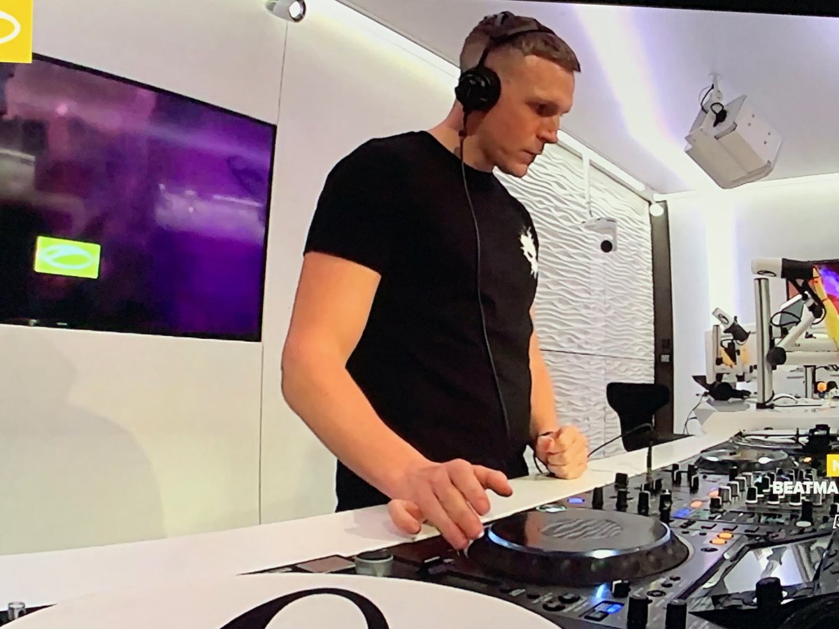 ale_EOK's tweet image. #ASOT905 ⁦@arminvanbuuren⁩ and ⁦@GregDowney⁩ #music #EDMMUSIC  #love