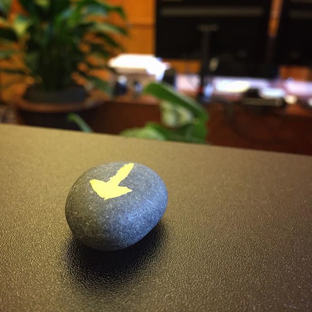 ahemobile's tweet photo. A simple yellow arrow on a small rock on my desk reminds me of the camino. In June I’ll return to France, walk over the Pyrennees, and join the Camino Aragonés. The yellow arrows point the way. 👣
#nomapsrequired #caminodesantiago #fms_simple #followthearrows #elcaminopeople https://t.co/J99obdLOXf