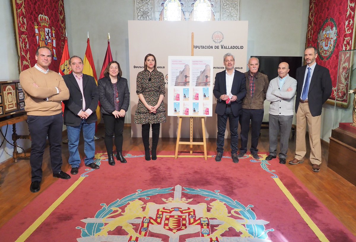 Dip_Va's tweet photo. La diputada de Cultura y Publicaciones #InmaculadaToledano, junto al crítico taurino y organizador de los coloquios #CésarMata han presentado hoy una nueva edición del ciclo de coloquios taurinos ‘Nuestros toros,Nuestras Tradiciones” https://t.co/SgTvuxIopI