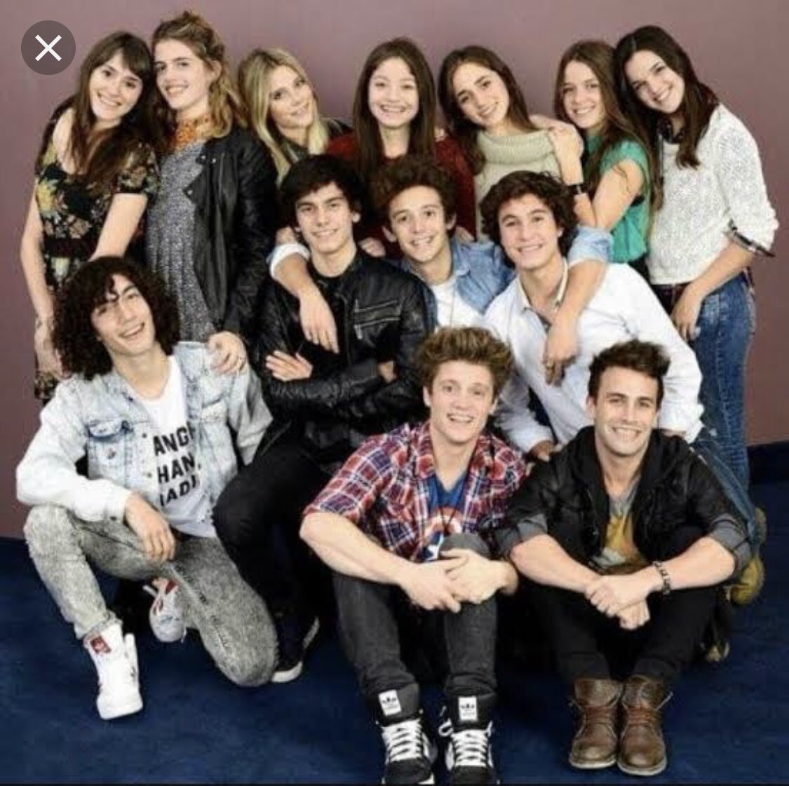 Michaelronda's tweet photo. Hoy hace tres años estrenamos Soy Luna, parecería que fue ayer cuando nos tomamos esta foto con la bola de mugrosos que están aquí 😂. Soy luna vivirá para siempre en mi corazón, fue de las mejores aventuras de mi vida, no por el éxito que tuvo sino por ustedes y los de la foto. https://t.co/0GV5PeBfdl