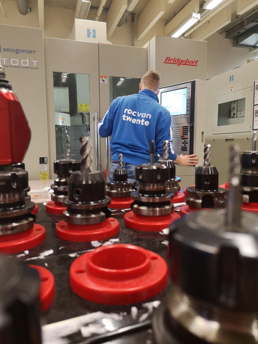 rocvantwente's tweet photo. De eerste dag van #STF19 zit erop! 💪 Morgen leggen alle CNC frezer &amp; draaiers, lassers, schilders en tegelzetters de laatste hand aan hun opdrachten 🛠️ 17u prijsuitreiking. Kom langs! 🤗 #ditismbo #vakmanschap #twente #techniek #bouw #talent #trots @WorldSkillsNL https://t.co/zae4rKLp51