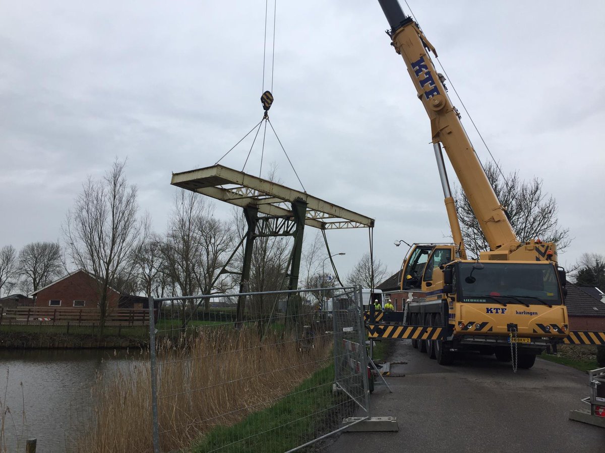 De stalen bovenbouw van de Fraamklap is opgenomen en de eerste damwanden zijn aangebracht. De brug wordt de komende maanden kompleet vervangen.@GemLoppersum