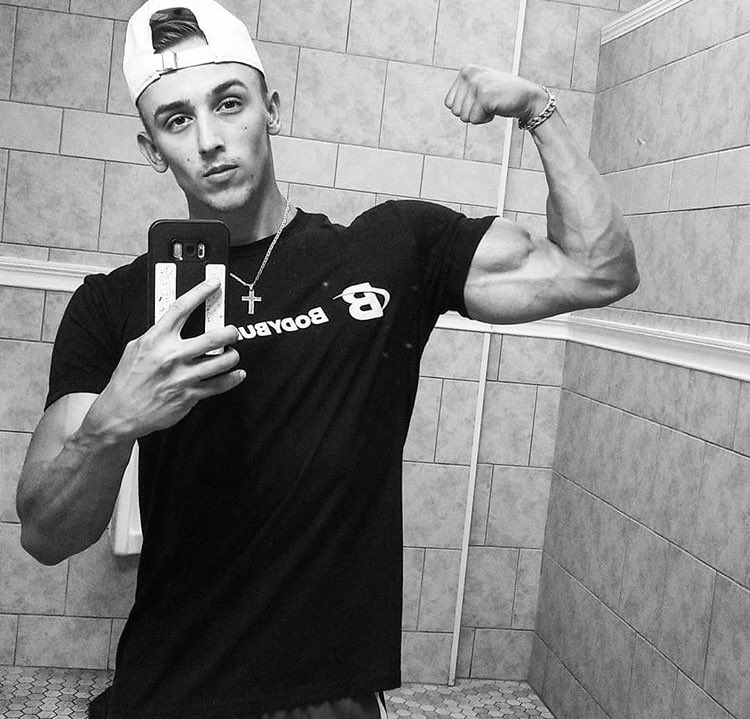 hungsirian's tweet photo. Look at these guns faggot. Bow to me. Understand that without me, your life is incomplete #findom #musclegod #cashmaster https://t.co/yLctv7KMXO