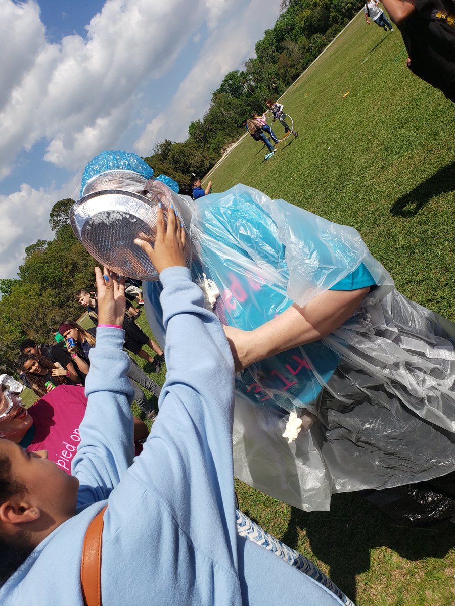 Cahillmomof6's tweet photo. Embrace the pie...@DMS_CHARGERS  #ChargerPride #DMSisWhereItsAt #DMSALLIN #PieDay https://t.co/s25ikTbDYm