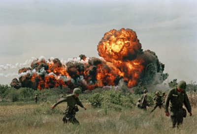Interslavic_MSL's tweet photo. Čuješ? Napalm, syne. Ničto inogo na světě ne vonja tako kako to. 
Krasiva mi jest vonj napalma u zorje. 
 
"Do you smell that? Napalm, son. Nothing else in the world smells like that. I love the smell of napalm in the morning." 

#interslavic #ApocalypseNow https://t.co/htfT0bkUw4