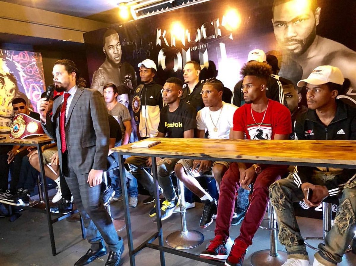 elnuevodiariord's tweet photo. ED2 Show Time realiza encuentro con la prensa rumbo a “Knock Out Night”

https://t.co/kAHgE64Tfc

#ElNuevoDiarioRD #ED2ShowTime #RealizaEncuentro #ConLaPrensa #RumboA #KnockOutNoght https://t.co/oFUANjPuU4