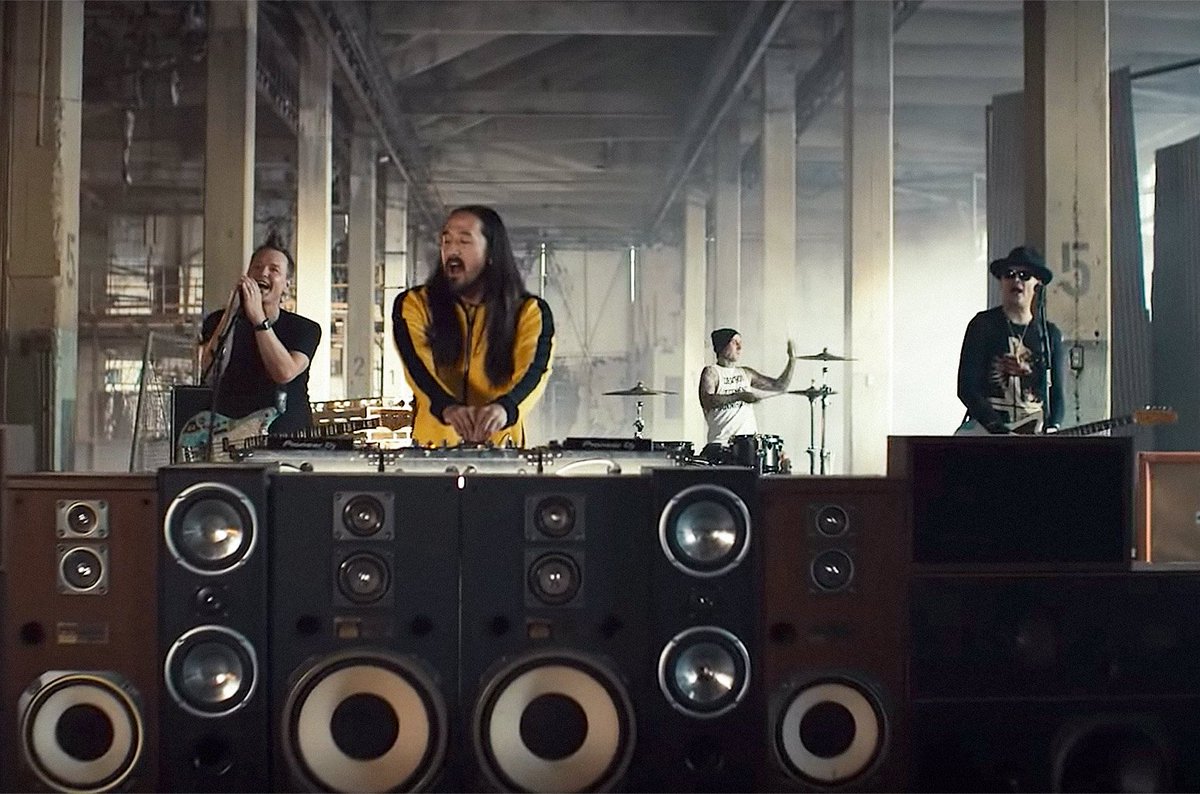 billboard's tweet photo. Watch @steveaoki & @blink182 jam in #WhyAreWeSoBroken video https://t.co/H7YrtFtzWu https://t.co/RsdTrVAsuh