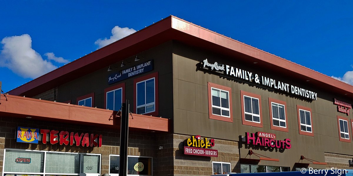 berry_sign's tweet photo. Berry Sign installer have been working hard the last day to get the new breathtaking Penny Creek Family Implant &amp; Dentistry signage installed! 
#pennycreekfamilyimplantdentistry #sign #washingtonsign #pacificnorthwestsign #Channelletter #illuminatedsign #fabrication #design https://t.co/JyJthoICLK