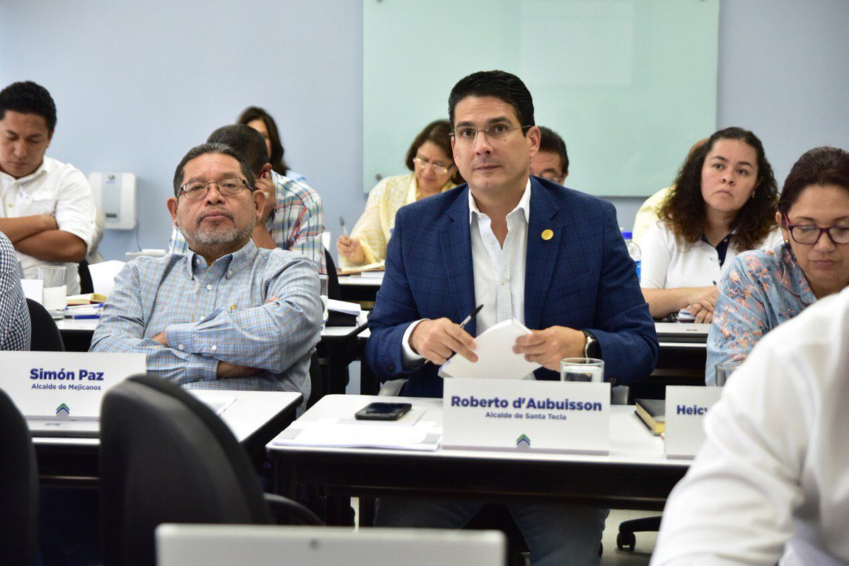 SantaTeclaSV's tweet photo. El alcalde @rdaubuisson participó en la sesión ordinario del #COAMSS en la que se habló sobre la Ley de Procedimientos Administrativos. El trabajo en equipo es lo que crea mejores proyectos para todos los municipios. https://t.co/7rk0n5w5A1