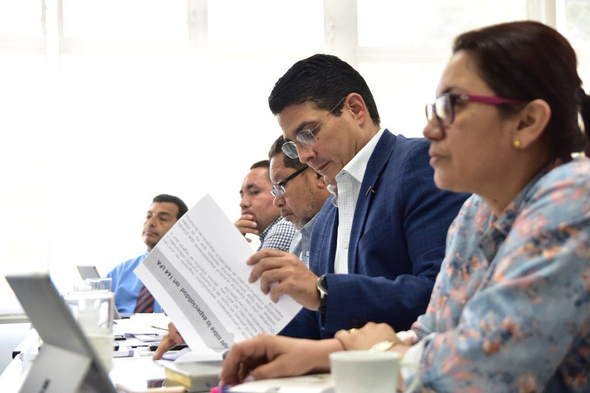 SantaTeclaSV's tweet photo. El alcalde @rdaubuisson participó en la sesión ordinario del #COAMSS en la que se habló sobre la Ley de Procedimientos Administrativos. El trabajo en equipo es lo que crea mejores proyectos para todos los municipios. https://t.co/7rk0n5w5A1