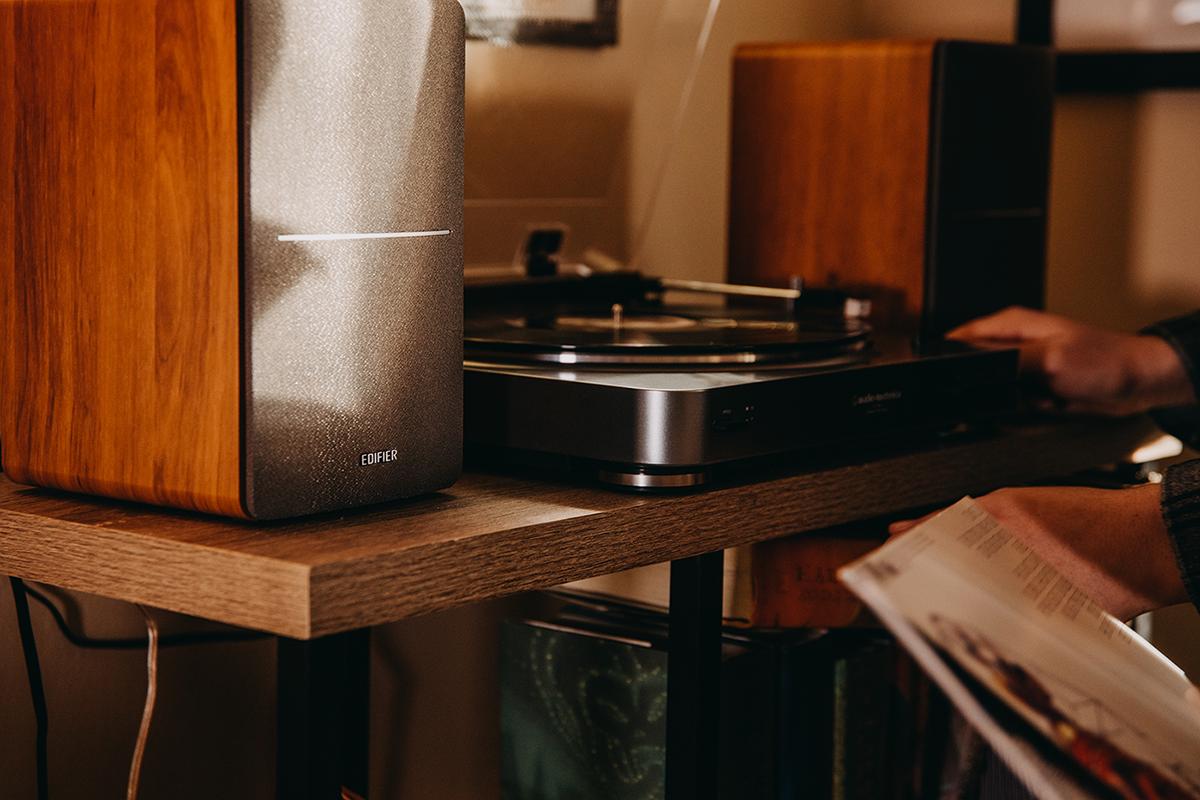 EdifierMexico's tweet photo. No hay mejor complemento para tu tornamesa y pasar horas recordando con música esos momentos tan especiales en tu vida, ya tienes tus R1280DB? 
Recuerda que esta semana esta en promoción en nuestra tienda oficial de mercado libre. #EDIFIERMEXICO #APASSIONFORSOUND #EDIFIERMUSIC https://t.co/izlHiTigWw
