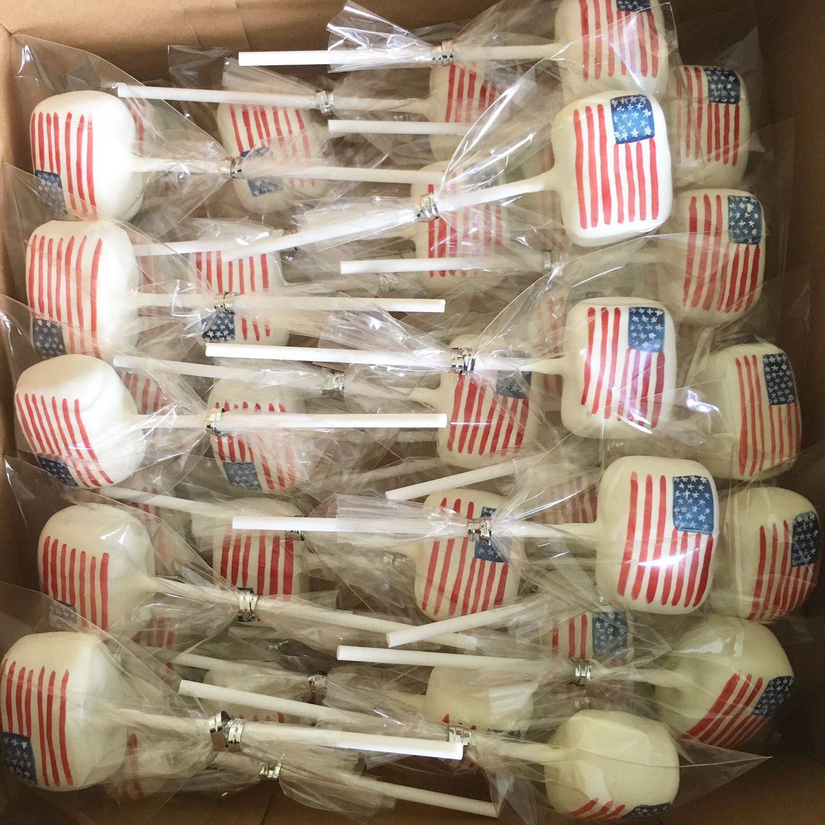 ClassicCakePopF's tweet photo. Poppin’ in for the end of #northantshour! Evening! Here’s last weeks American themed order! https://t.co/HqNytrHsP9