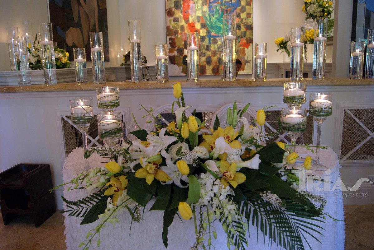 TriasFlowers's tweet photo. #TrendingThursday! An easy way to add dimension and variety to your bridal table is by using a large floral piece accented with a gathering of candles! https://t.co/w4TzPoDAdZ