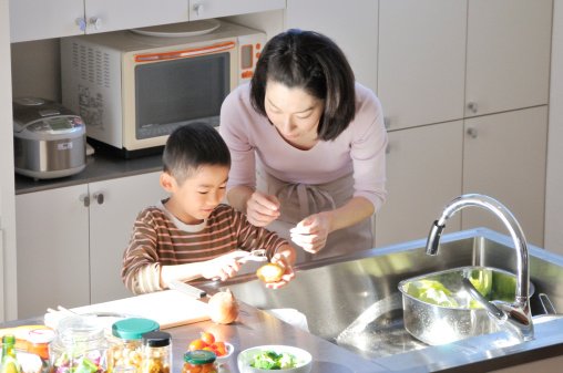 Cooking with your children can teach them about food, help them build confidence, and create great memories. Here’s how. #NationalNutritionMonth ow.ly/NoBB309uzBQ