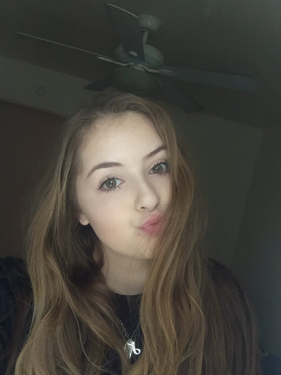 abbsterr269's tweet photo. threw on a face of makeup and got too lazy to do my hair, hehe :,) https://t.co/UhMaZpqZc8