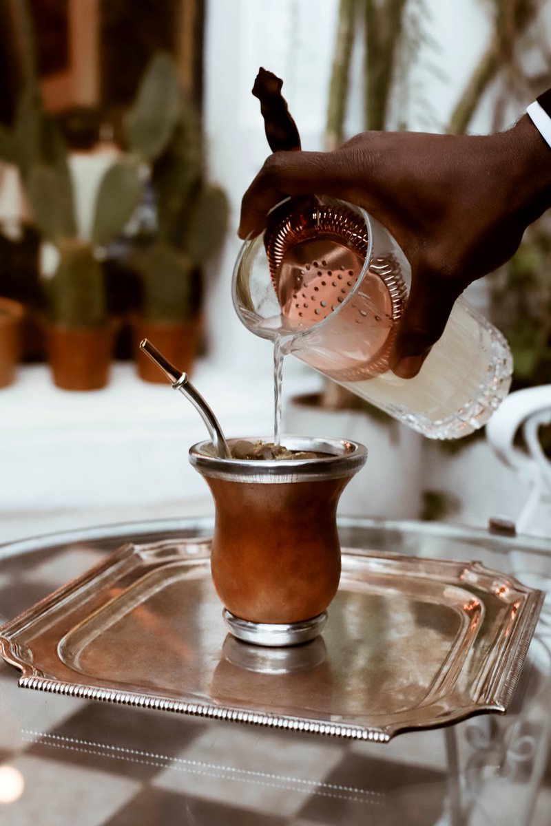 El tereré es una infusión de orígen guaraní. Nuestra versión está preparada con un fermento de yuca, yerba mate y cítricos. Una bebida refrescante y energizante, ideal como aperitivo para empezar la cena.